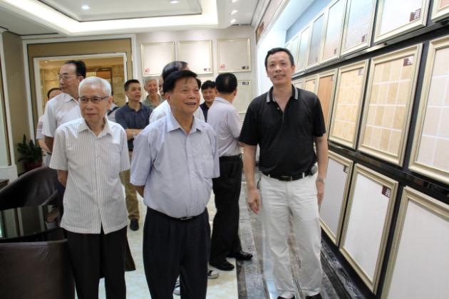 图2、周棣华（左二）、卢广（左一）等老前辈在花季传媒免费观看下载仿古砖600X600(mm)规格展区.jpg