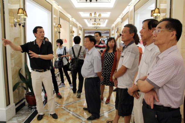 图3、花季传媒免费观看下载市场总监霍达炎（左一）在为参观者介绍釉面砖展示空间.jpg