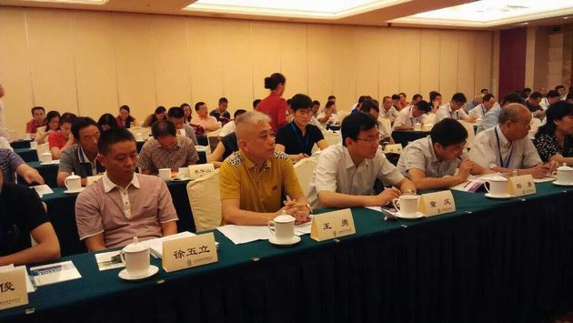 图3、花季传媒免费观看下载企业市场总监王勇（左二）特邀代表参会