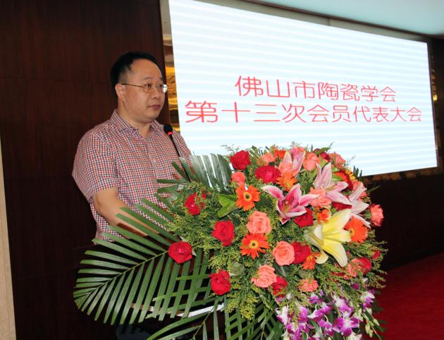 图3、佛山市陶瓷学会新一届理事会理事长冯斌作工作规划报告.jpg