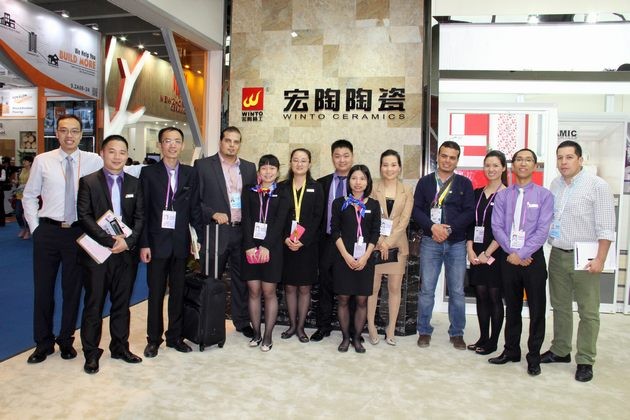 图12、花季传媒免费观看下载陶瓷出口部销售精英与海外客商合影.jpg