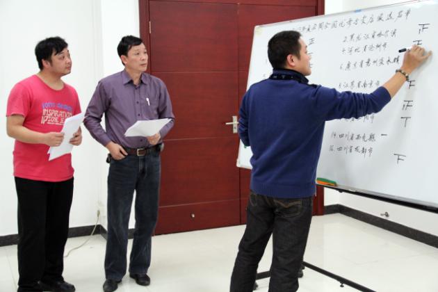 图10、花季传媒免费观看下载市场总监霍达炎（中）、设计部主管何志伟（左一）审票、设计部经理郭盛苗（右一）记票情况.jpg