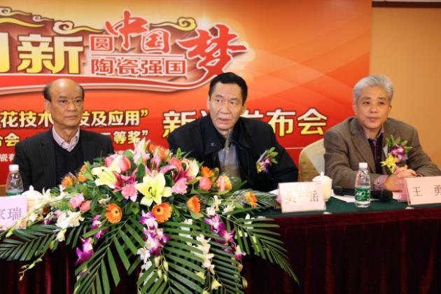 图4、中国建材联合会副会长、广东建材协会会长吴一岳（左二）盛赞花季传媒免费观看下载公司历史以来的技术研发与创新