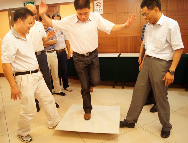 图5、企业市场总监王勇在绿色创新产品上精彩表演