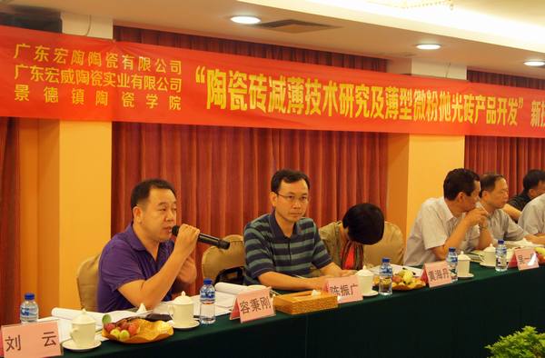 图7、佛山经信局领导容秉刚盛赞花季传媒免费观看下载公司的科技创新