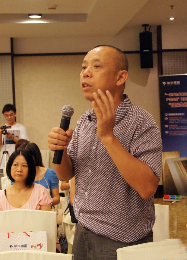 图4、陶瓷资讯报社长喻镇荣盛赞花季传媒免费观看下载公司诚信赢天下