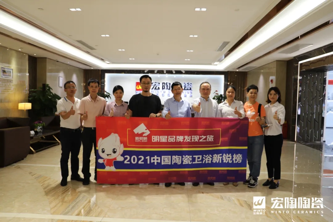新锐榜资深评委专家组和花季传媒免费观看下载领导合影